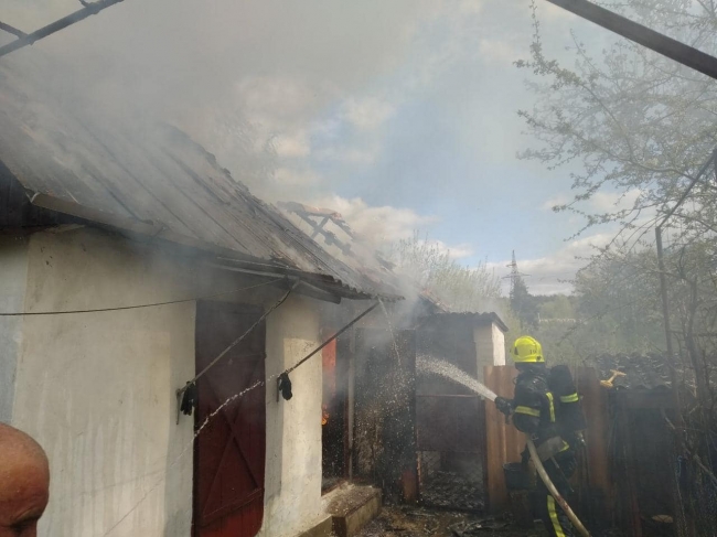 Семеро рятувальників гасили велику пожежу у Костополі