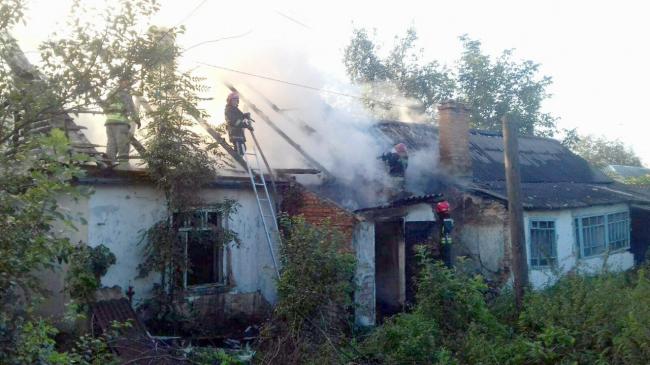 Семеро рятувальників ліквідовували пожежу у Дубно