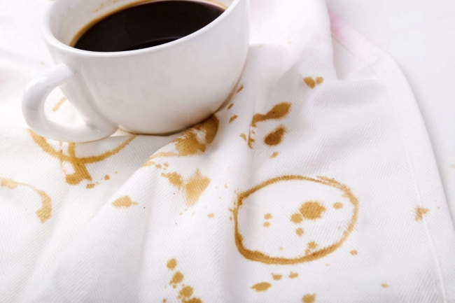 Що робити, якщо вилили каву на одяг, меблі чи килим