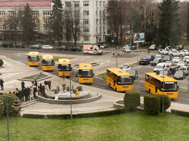 Шість нових шкільних автобусів поїхали у громади Рівненщини