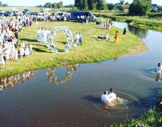 У річці на Рівненщині шістнадцять вірян прийняли хрещення (ФОТО)