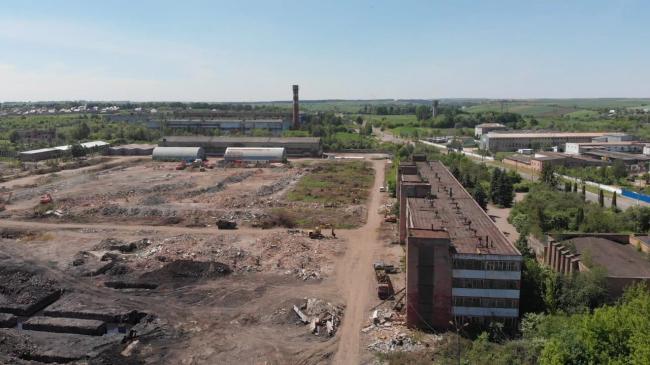 Шкідливий інвестор: у Городку і далі руйнують завод (ФОТО/ВІДЕО)