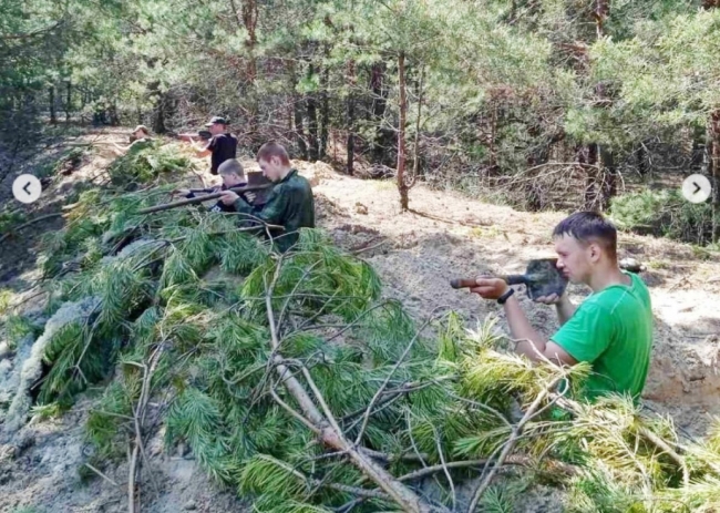 Школярів Білорусі вчать стріляти з лопат (ФОТО)