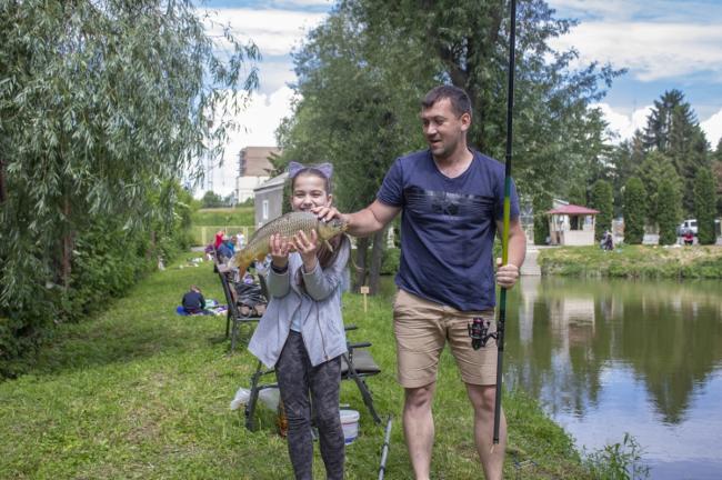 Школярка зловила 7 кілограмів риби і виграла вудку