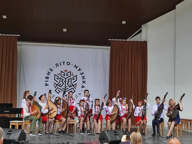 Вихованців дитячої музичної школи упродовж літа можна було часто бачити на літній сцені в парку ім. Шевченка — вони брали участь у традиційному фестивалі «Рівне. Літо. Музика»