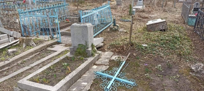 Шукають тих, хто на Дубенському цвинтарі поглумився над могилами 