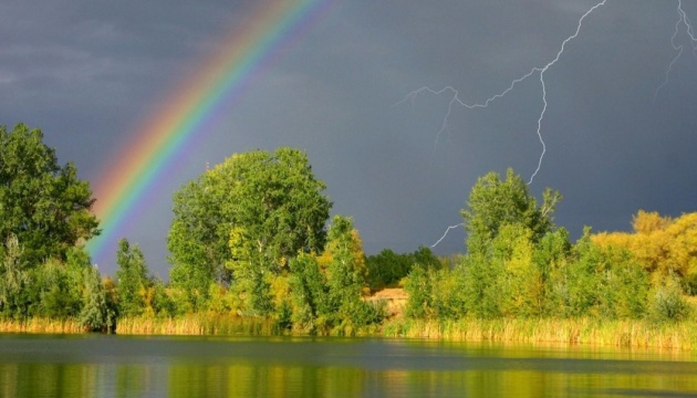 Синоптики попереджають жителів Рівненщини про дощ і грозу