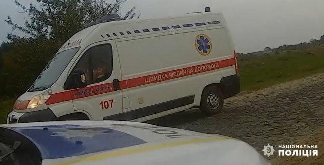  Схвильована мама разом із поліцією на Володимиреччині везли дитину на зустріч «швидкій» (ВІДЕО)