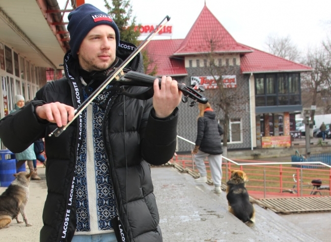 Скрипаль на Костопільщині дає вуличні концерти задля допомоги ЗСУ