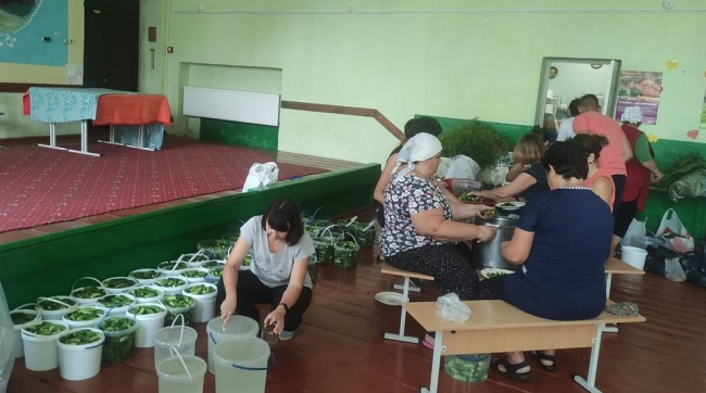 Смакота для ЗСУ: волонтерки з Рівненщини за один день накрутили 1000 літрів огірків
