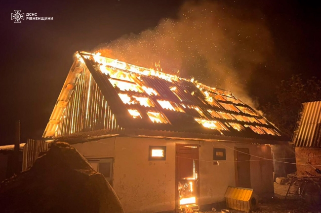 Собача буда вціліла, а от дах будівлі на Рівненщині - згорів