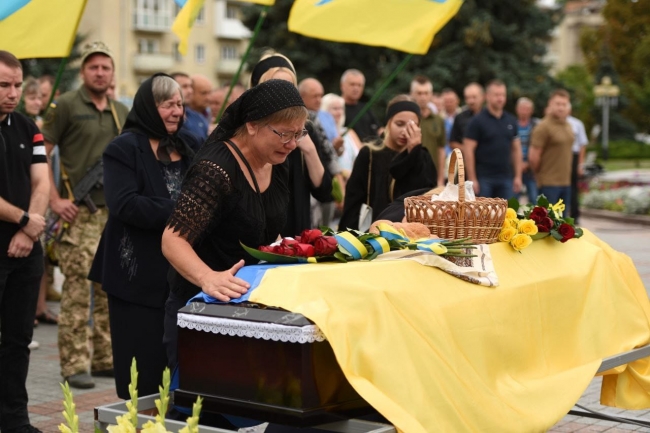 Сьогодні Рівне знову одягнуло траурні кольори