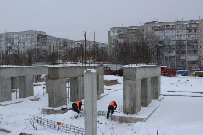 Спорткомплекс на Макарова будують у сніг та мороз