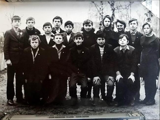 На цьому фото - молодий Григорій Таргонський, крайній праворуч у першому ряду. Школа у с.Біловіж Рокитнівського району