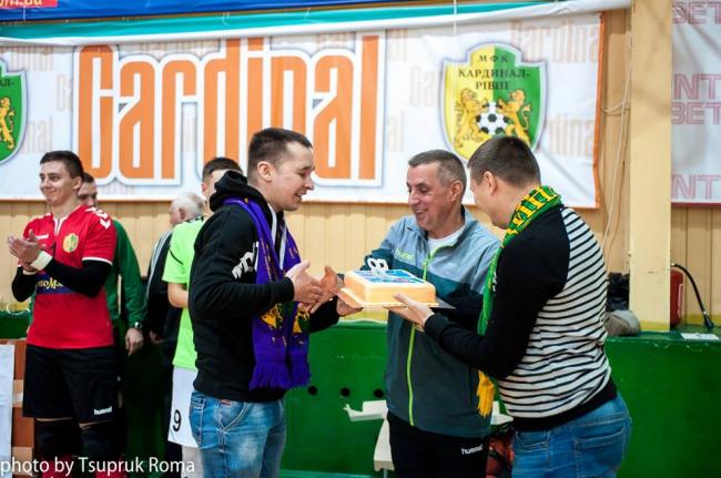 Вболівальники «Кардинала» дарують Станіславу Гончаренку на день народження торт. Фото Романа Цупрука