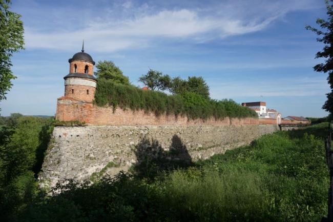 Стіна у замку – небезпечний атракціон для дітей на Рівненщині (ВІДЕО)