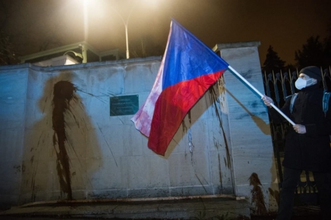 Стіну посольства Росії в Празі облили кетчупом