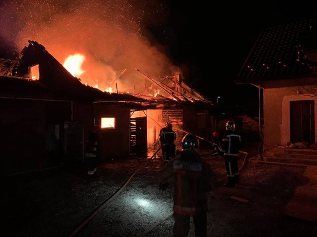 Страшна пожежа в Бармаках: ледве не сталося вибуху (ФОТО/ВІДЕО)