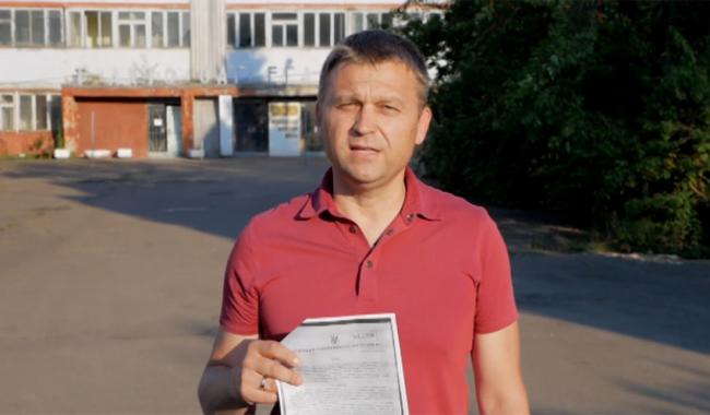 Євген Козаков із ухвалою суду про заборону знищувати завод