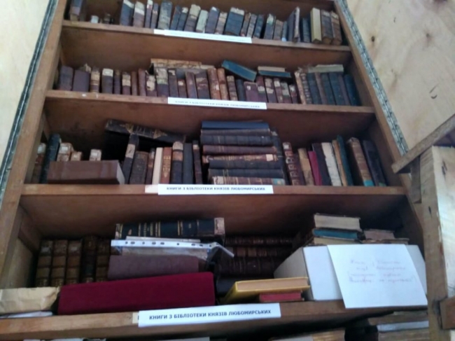 Шафа у фондосховищі Рівненського музею ущерть заповнена книгами з бібліотеки Любомирських