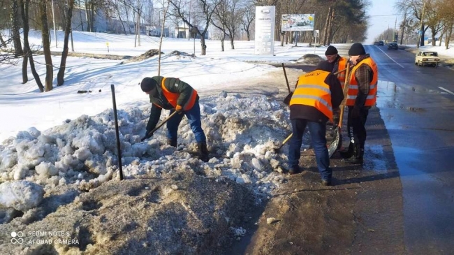 У Рівному комунальники очищають решітки зливової каналізації від снігу, щоб уникнути підтоплень