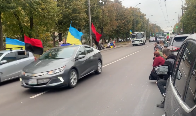 Тепловики у Рівному на колінах попрощалися з колегою, який повернувся «на щиті»