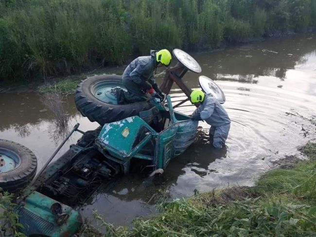 Трактор на Дубенщині перекинувся у канаву, бо водій не впорався з керуванням