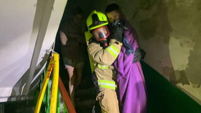 Тридцять п`ять рівнян рятувальники вивели з багатоповерхівки, в якій загорілась оселя