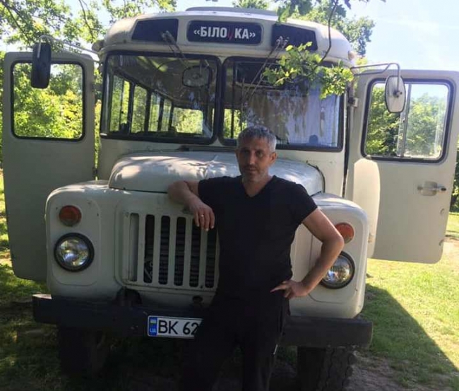 На фото депутат Роман Стасюк із своїм авто, яке внесено у декларацію
