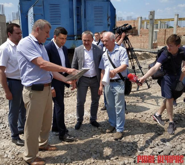 Ярослав Мазярчук (на фото - зліва) розповідає прем'єр-міністру Гройсману, який приїздив у червні, про будівництіо спорткомплексу