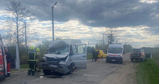 У Березному зіткнулись мікроавтобус та трактор: є потерпілі 