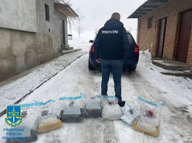 У депутата та його спільників з Рівненщини вилучили бурштину на понад мільйон