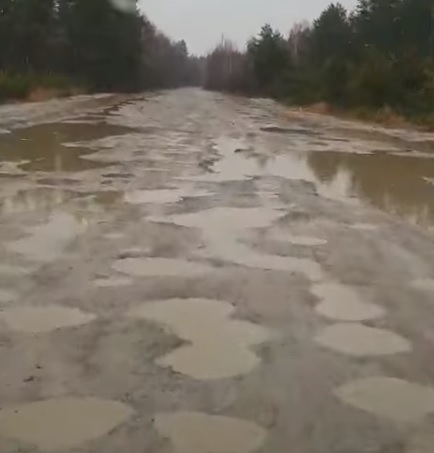 У дорозі між селами на Рівненщині утворилися «кратери» (ВІДЕО)