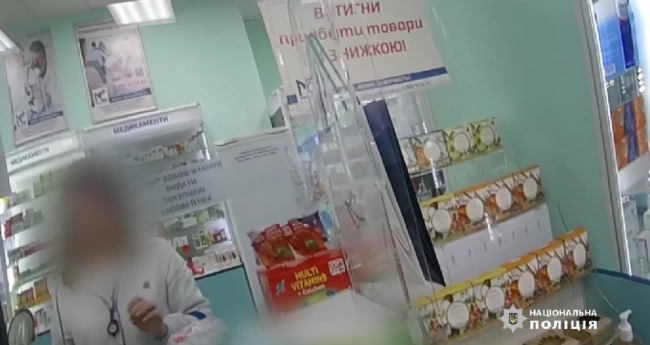 У Дубні поліцейський купив ліки дідусю, який просив милостиню біля аптеки (ВІДЕО)