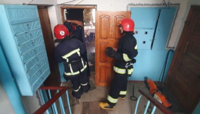 У Дубні викликали рятувальників, щоб відкрити квартиру, де було тіло