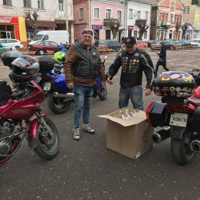 У Дубно байкери дарували жінкам квіти (ФОТО)