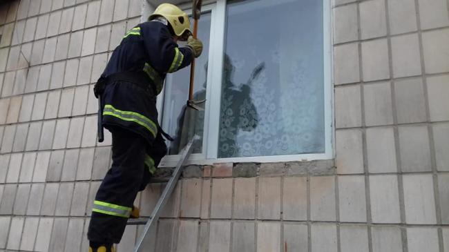У Дубно рятувальники відмикали квартиру, де була хвора бабуся