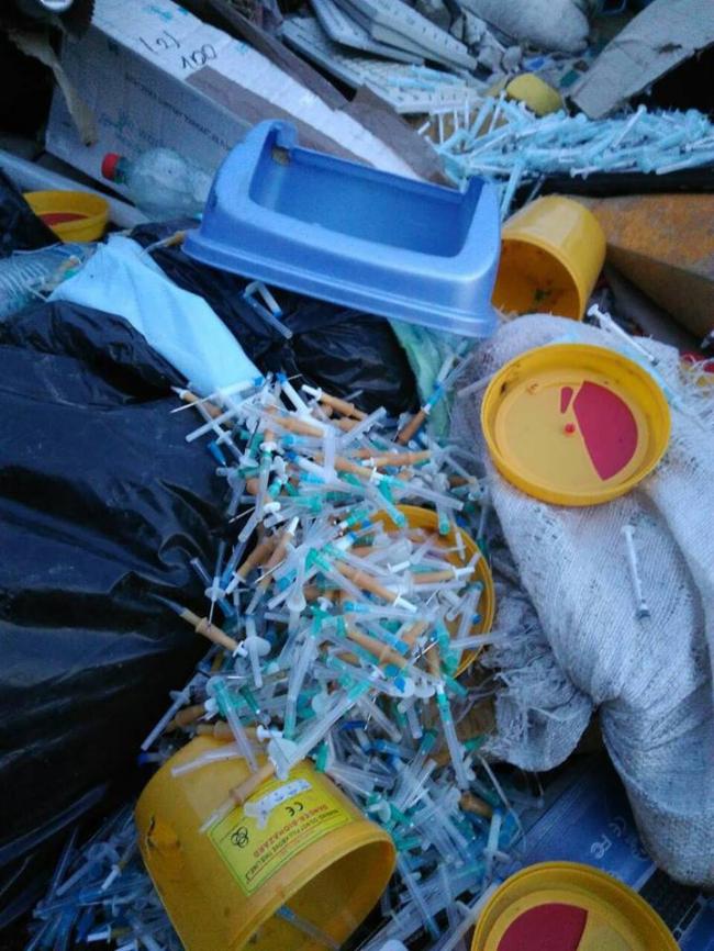 У Клевані скинули фуру львівського сміття з використаними шприцами (ФОТО)