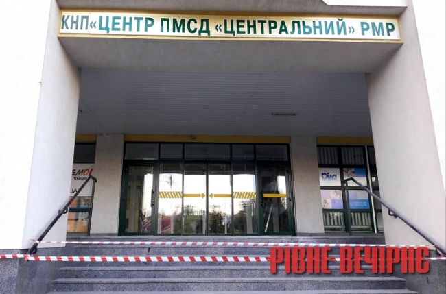 У колишній поліклініці на Драгоманова — нові двері (ФОТО)