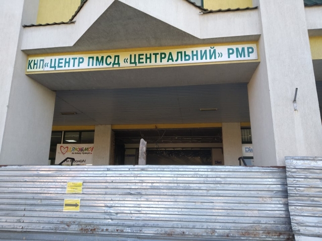 У колишній поліклініці на Драгоманова замінюють вхідні двері (ФОТО) 