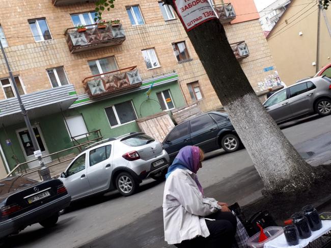 У Костополі жаліються на бабусь, що торгують на тротуарі (ФОТО)