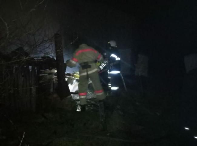 У Кузьмівці годину гасили нічну пожежу рятувальники зі Степаня