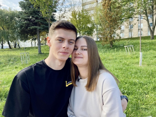Українка розшукала коханого, який втратив на війні руку, щоб побратися