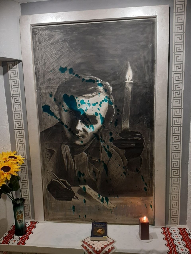 У міськлікарні Рівного облили зеленкою портрет Шевченка