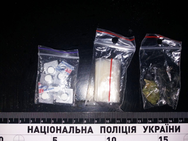 У підозрілих пасажирки і перехожого на Рівненщині знайшли наркотики