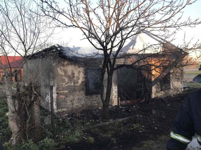 У Радивилівському районі діти погралися з вогнем: згоріли навіс і будівля