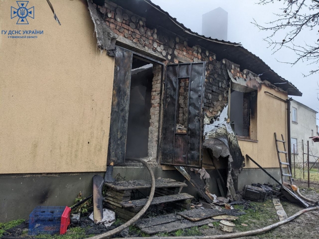 У Рівненському районі спалахнув дах будинку