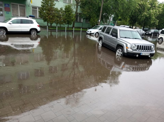 У «Рівнеоблводоканалі» пояснили, чому під час дощів місто щоразу затоплює
