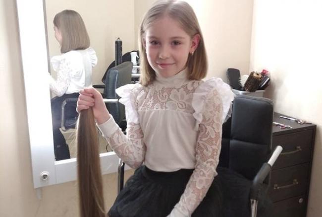 У Рівному 3-класниця обрізала свої коси заради онкохворої дівчинки (ФОТО)