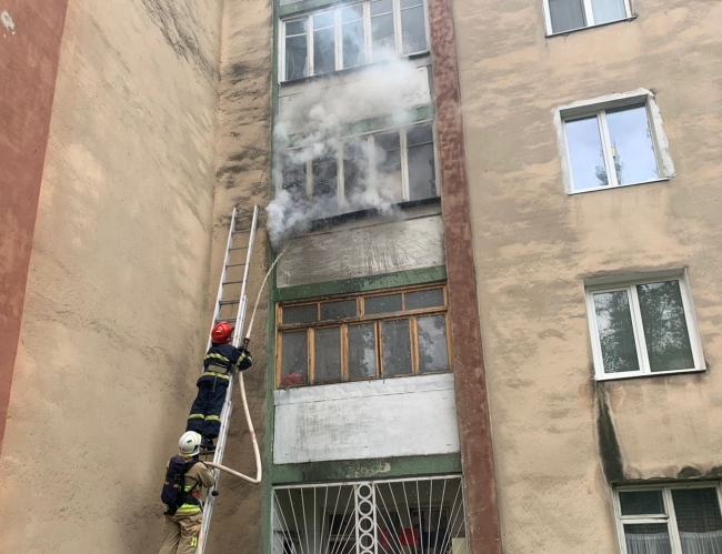 У Рівному балкон квартири загорівся від сусідського недопалка (ФОТО)